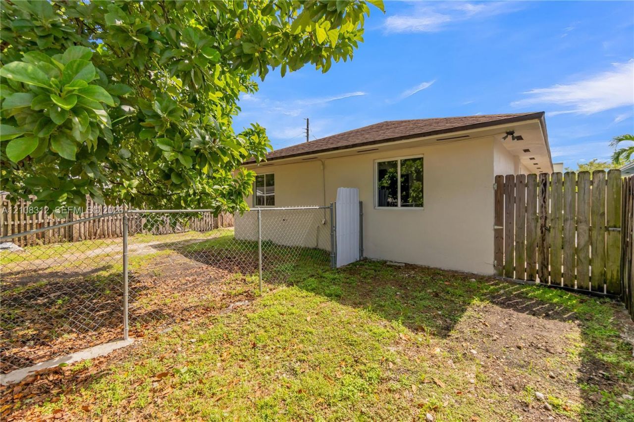 2425 NW 52nd St , Miami, FL 33142 Photo