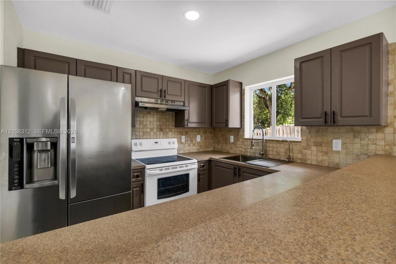 2425 NW 52nd St , Miami, FL 33142 Photo