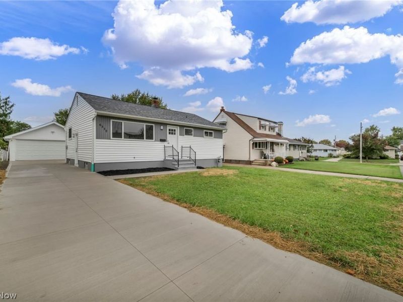 6330 Stonecrest Drive, Brook Park, OH 44142 Photo 3