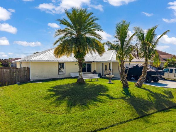 426 SW SEAFLOWER Terrace, Port St. Lucie, FL 34984