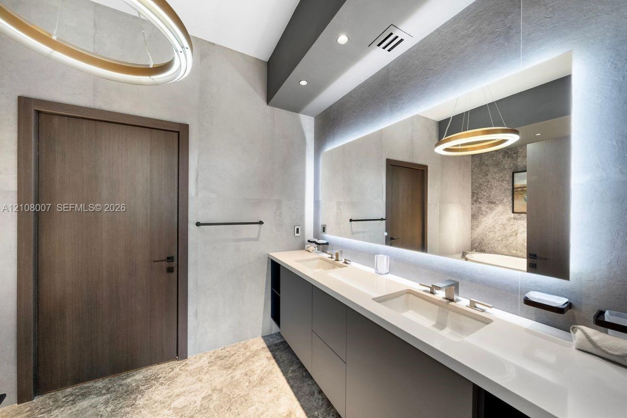 50 S Pointe Dr , Unit 1805, Miami Beach, FL 33139 Photo