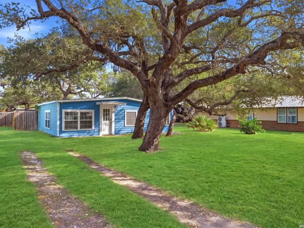 119 Palm St, Rockport, TX 78382