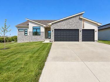 10604 LAKE TAHOE Drive, PAPILLION, NE 68046