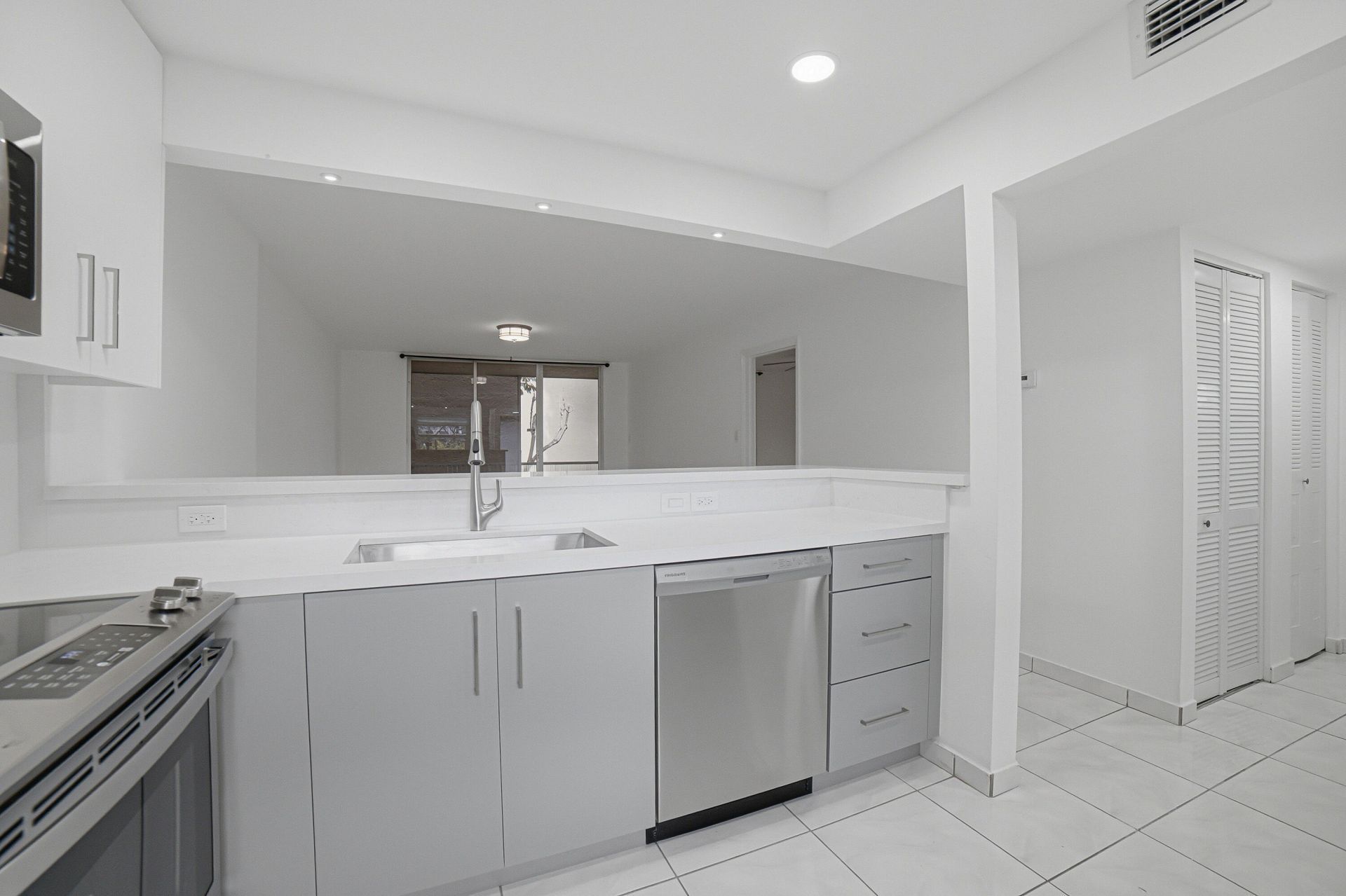 3121 NW 47th Avenue, Unit 109, Lauderdale Lakes, FL 33319 Photo