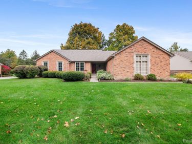 1286 Kinlock Drive, Troy, Mi 48098