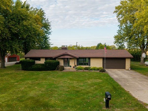 16796 Old Colonial Road, Bloomington, IL 61705