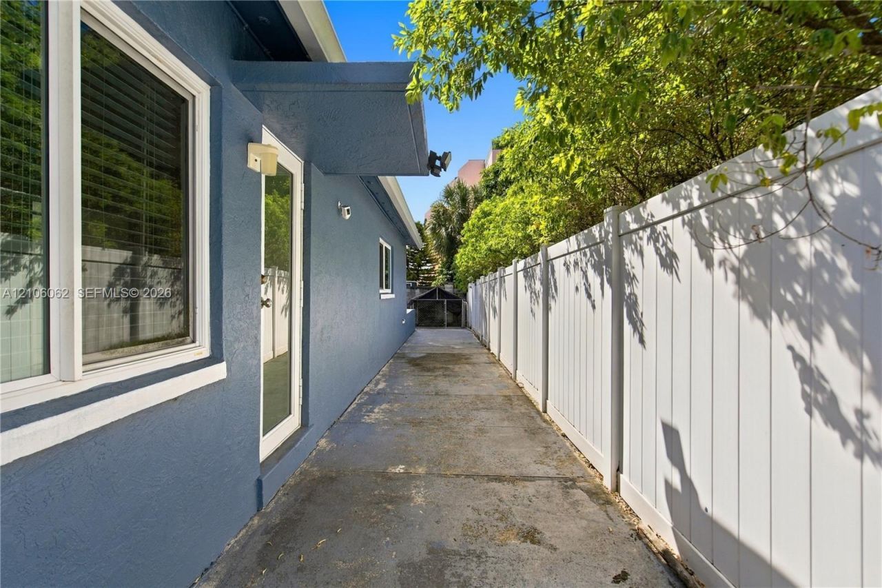 4200 NW 42nd St , Lauderdale Lakes, FL 33319 Photo