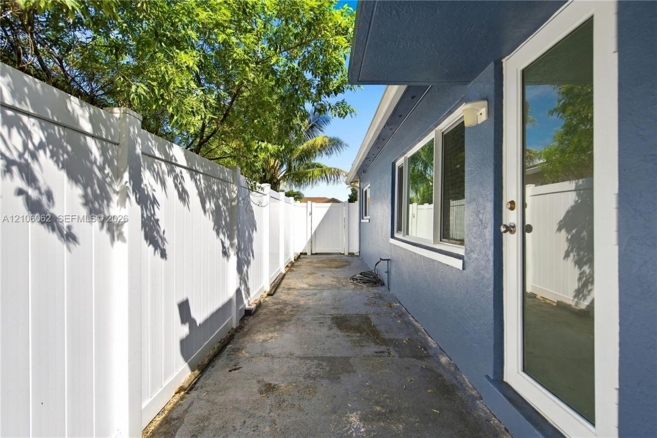 4200 NW 42nd St, Lauderdale Lakes, FL 33319 Photo