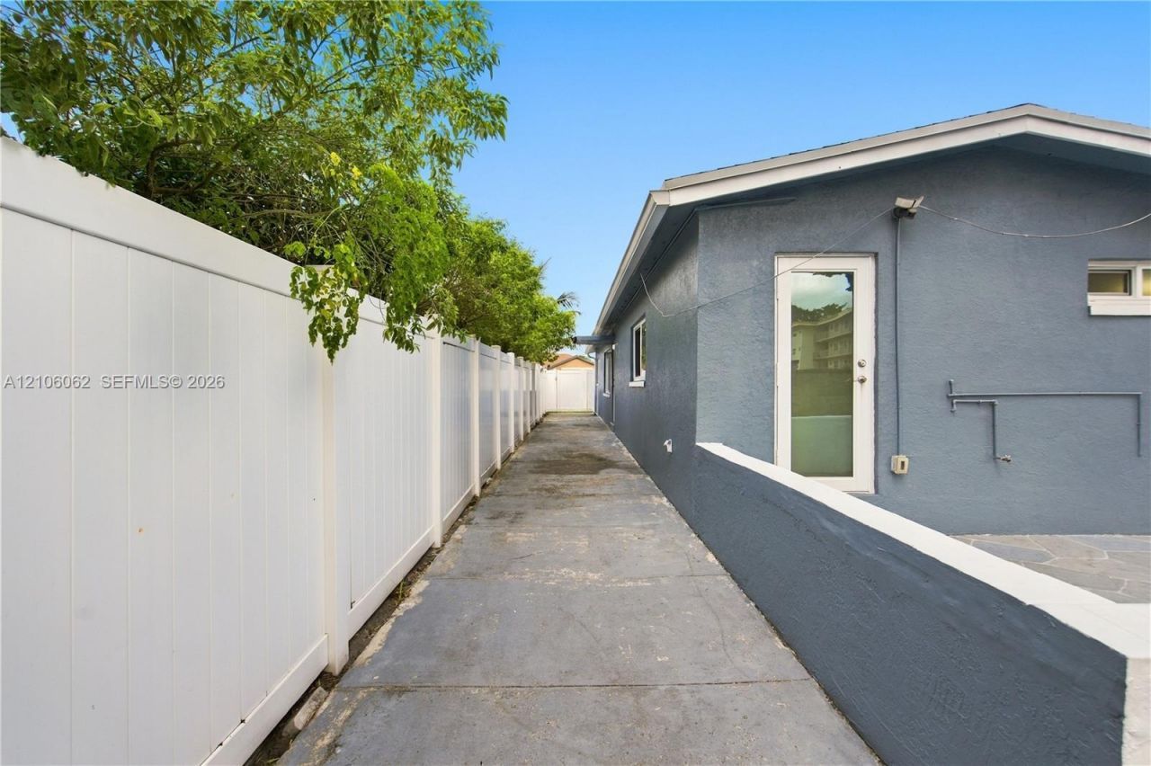 4200 NW 42nd St , Lauderdale Lakes, FL 33319 Photo