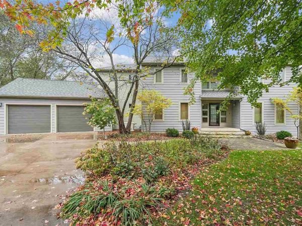 17 Briar Ridge Dr NE, Iowa City, IA 52240