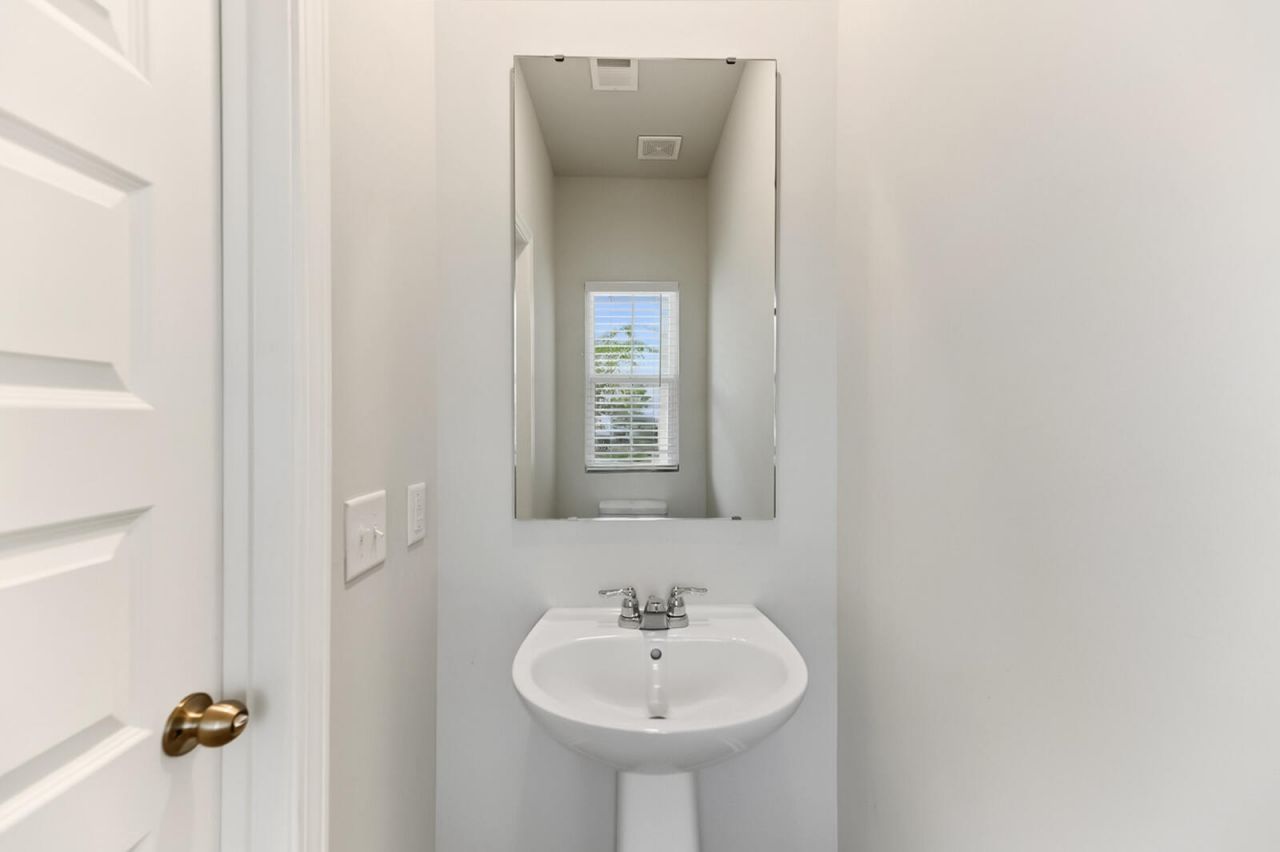 8062 Reagan Way Photo 4