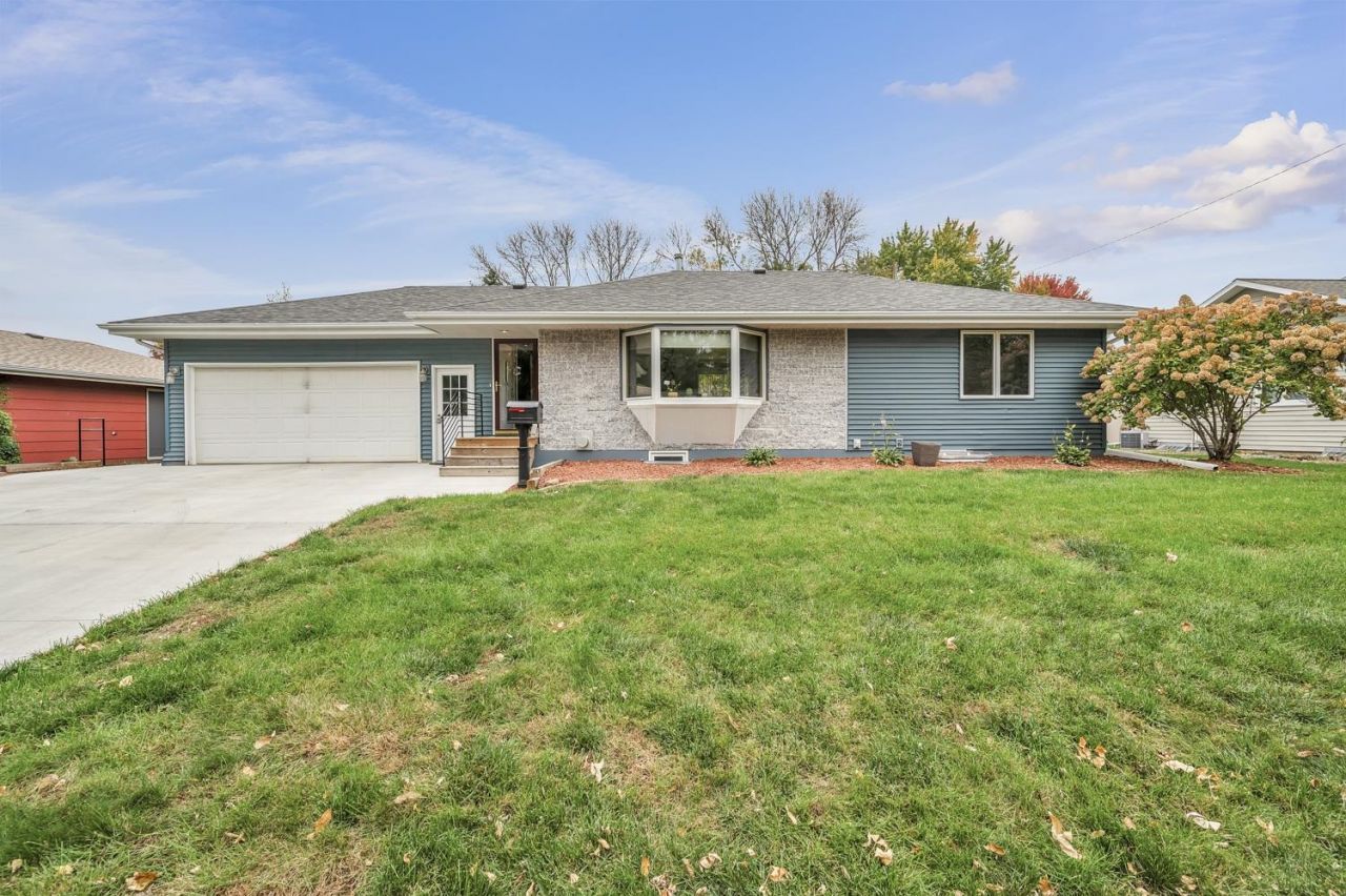 902 8th Street, Spirit Lake, IA 51360 Main Photo