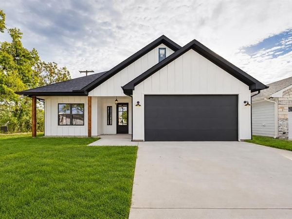 1328 Franklin Avenue, Bonham, TX 75418