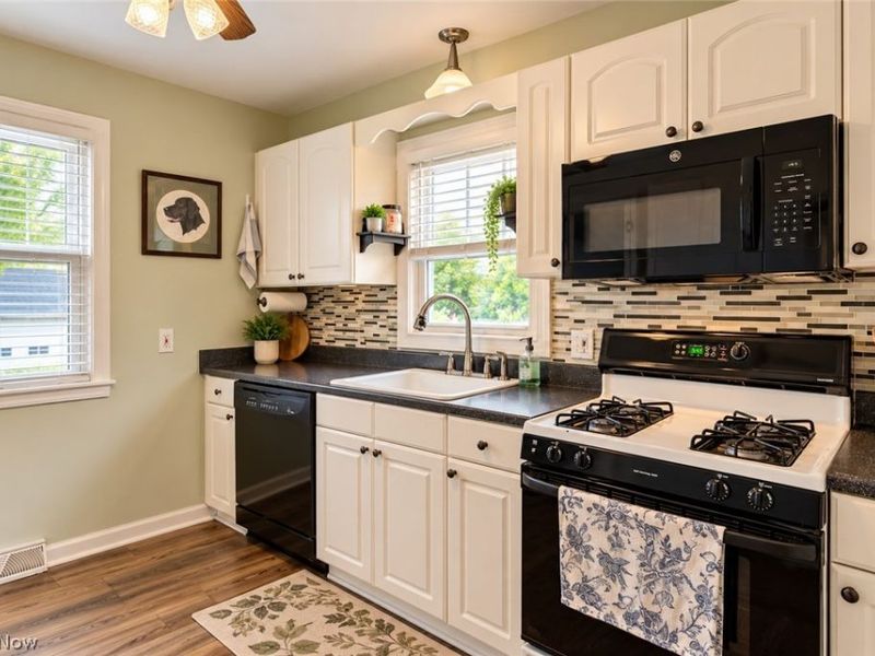 525 Waverly Road, Eastlake, OH 44095 Photo 2