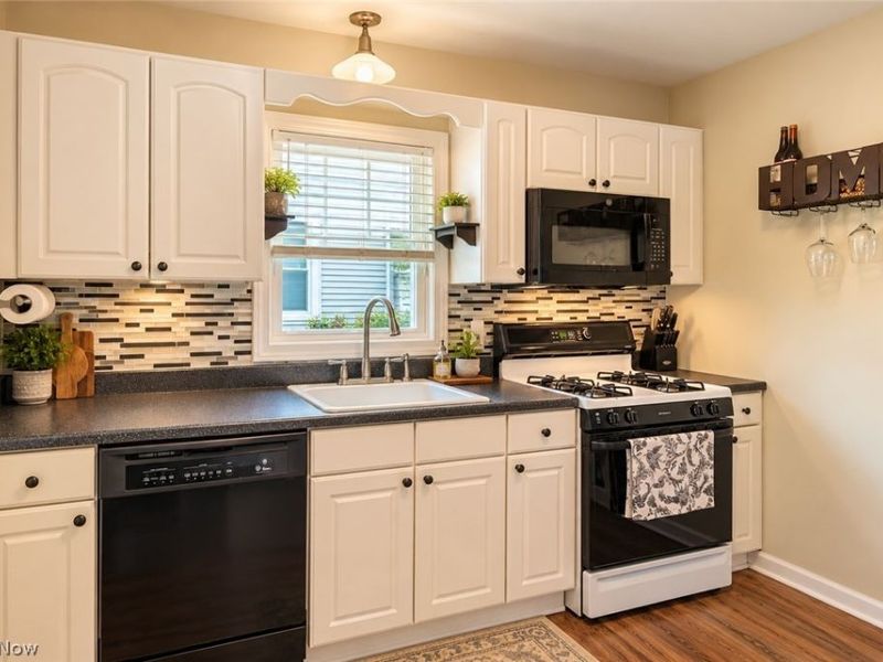 525 Waverly Road, Eastlake, OH 44095 Photo 3