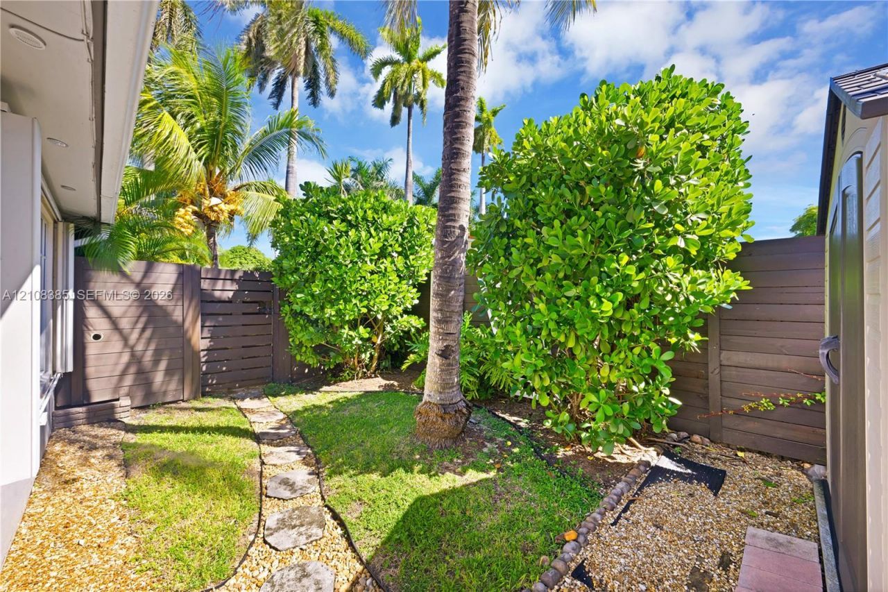 818 NE 3rd St, Hallandale Beach, FL 33009 Photo
