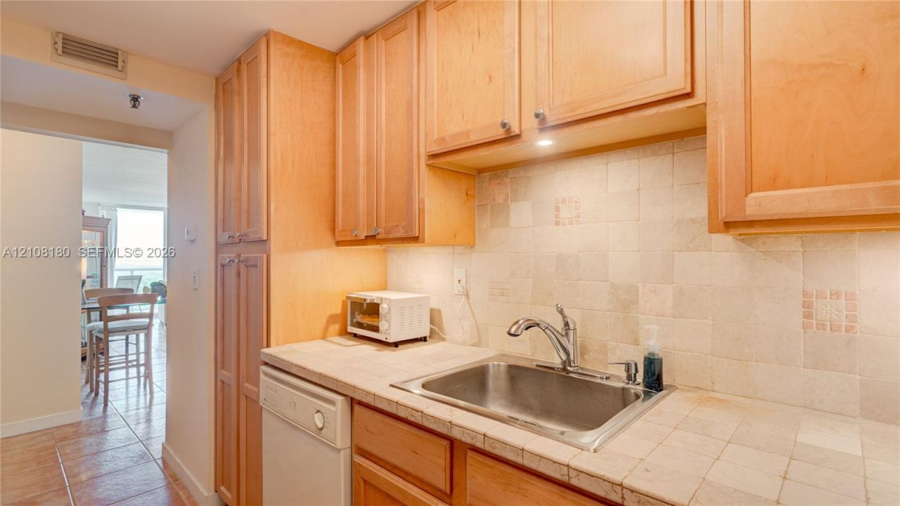 2457 Collins Ave , Unit 1501, Miami Beach, FL 33140 Photo