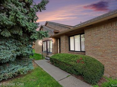 2193 London Bridge Drive, Rochester Hills, Mi 48307