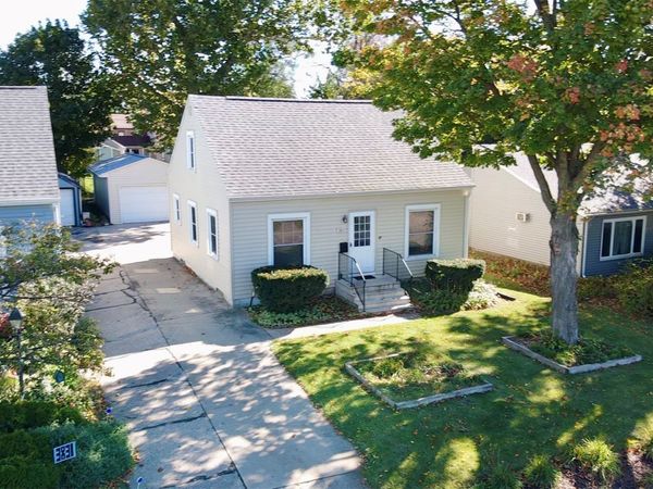 3827 C Avenue NE, Cedar Rapids, IA 52402