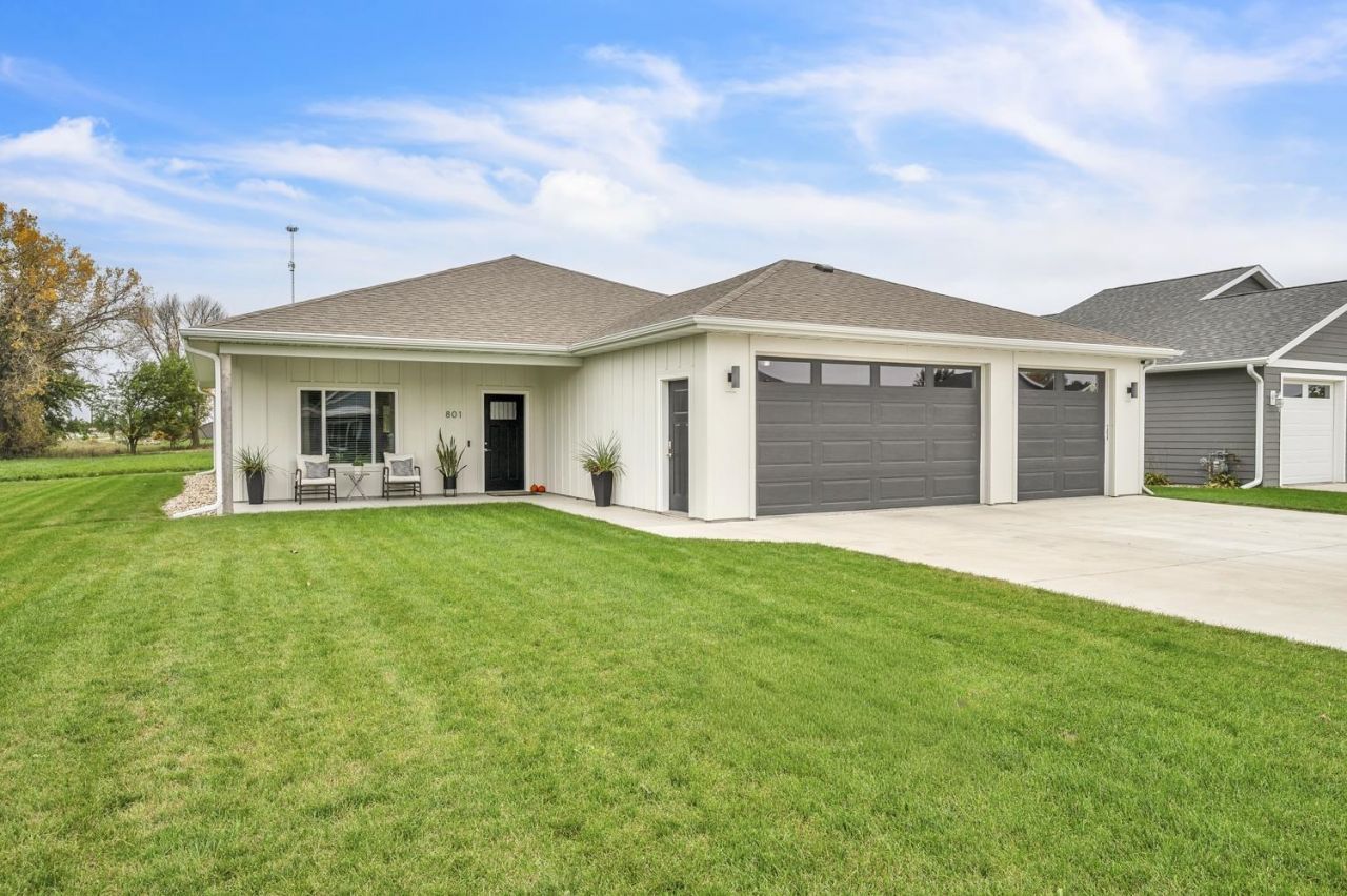 801 30th Street, Spirit Lake, IA 51360 Main Photo