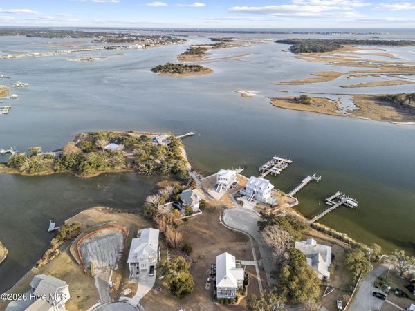 221 Deer Island Road , Swansboro, NC 28584