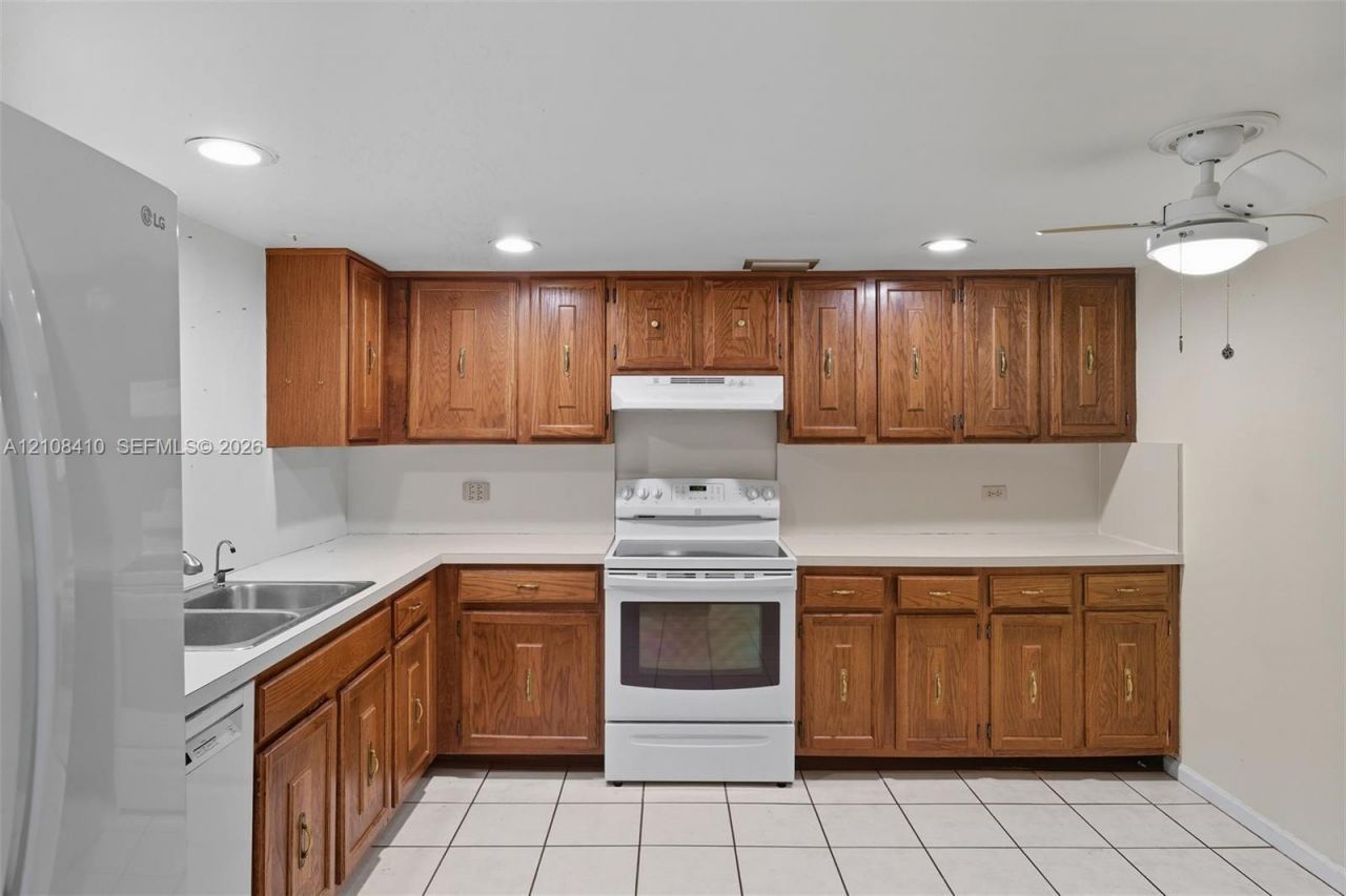 7556 Stirling Rd , Unit 124, Davie, FL 33024 Photo