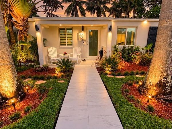 9755 SW 54th St , Miami, FL 33165