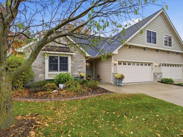 831 Lorrin PLACE, Unit 15, West Bend, WI 53095