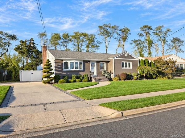 21 Clifford Drive, Farmingdale, NY 11735