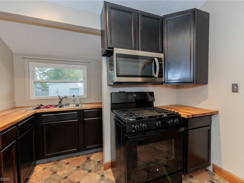 916 West Drive, Sheffield Lake, OH 44054 Photo 10