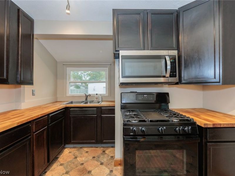 916 West Drive, Sheffield Lake, OH 44054 Photo 17