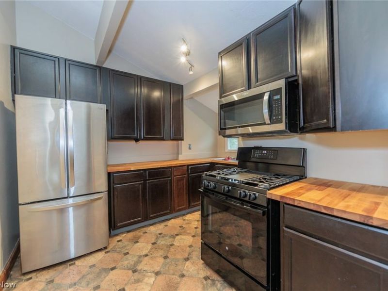 916 West Drive, Sheffield Lake, OH 44054 Photo 9