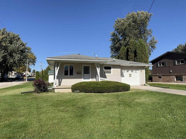 402 2nd Ave. NE , Waukon, IA 52172
