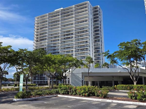 3701 N Country Club Dr , Unit 701, Aventura, FL 33180