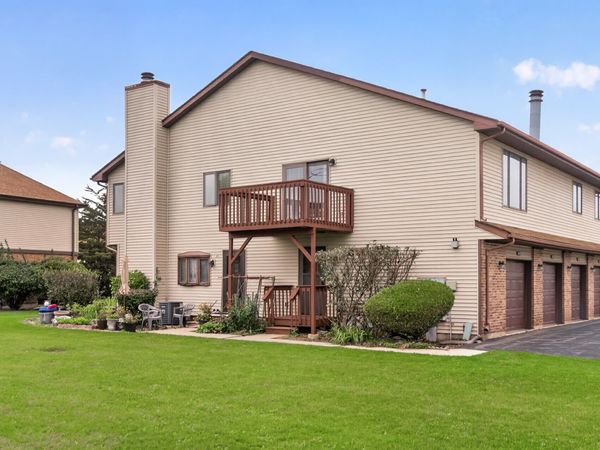 1802 Kennicott Court, Unit 1802, Sycamore, IL 60178