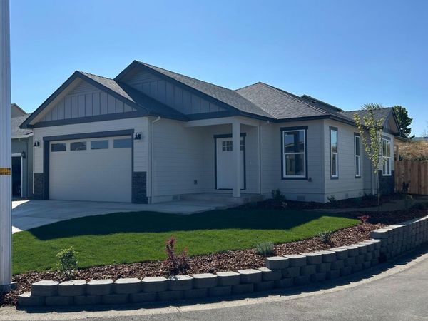 301 Oak Valley Drive, Talent, OR 97540