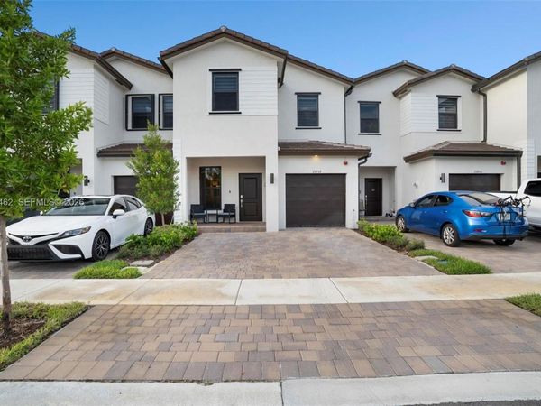 15959 SW 2nd St , Pembroke Pines, FL 33027
