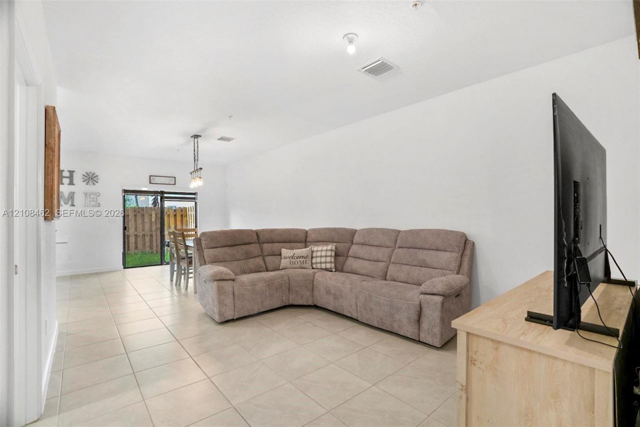 15959 SW 2nd St, Pembroke Pines, FL 33027 Photo