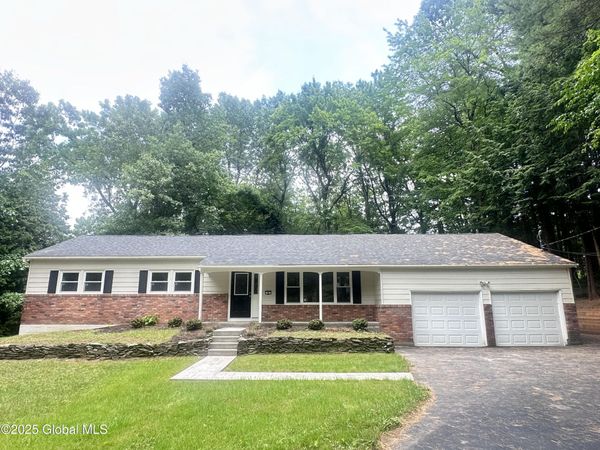 8 N Hill Drive, Ballston Lake, NY 12019