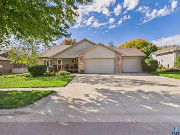 5209 S Woodwind Ave, Sioux Falls, SD 57106