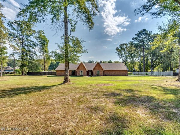 559 N Springlake Circle, Terry, MS 39170