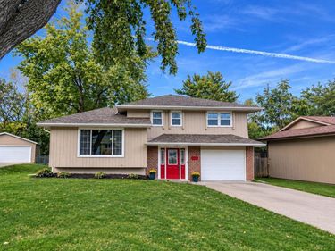 9016 Lakeview Drive, Omaha, NE 68127