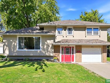 9016 Lakeview Drive, Omaha, NE 68127