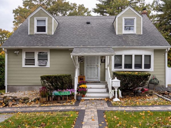 13 Cedarwood Drive , Huntington Station, NY 11746