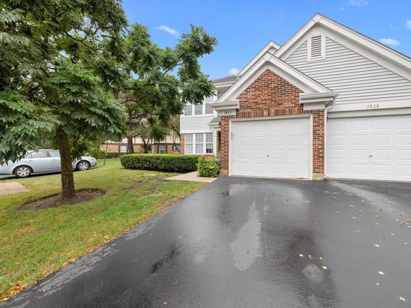 1913 Quaker Hollow Lane , Streamwood, IL 60107