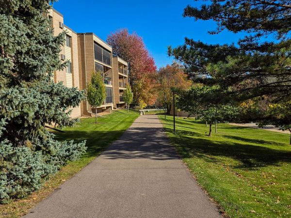 5627 Green Circle Drive, Unit 121, Minnetonka, MN 55343