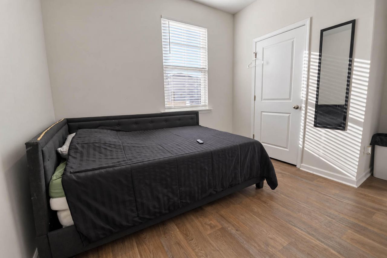 824 Lilyford Lane Photo 4