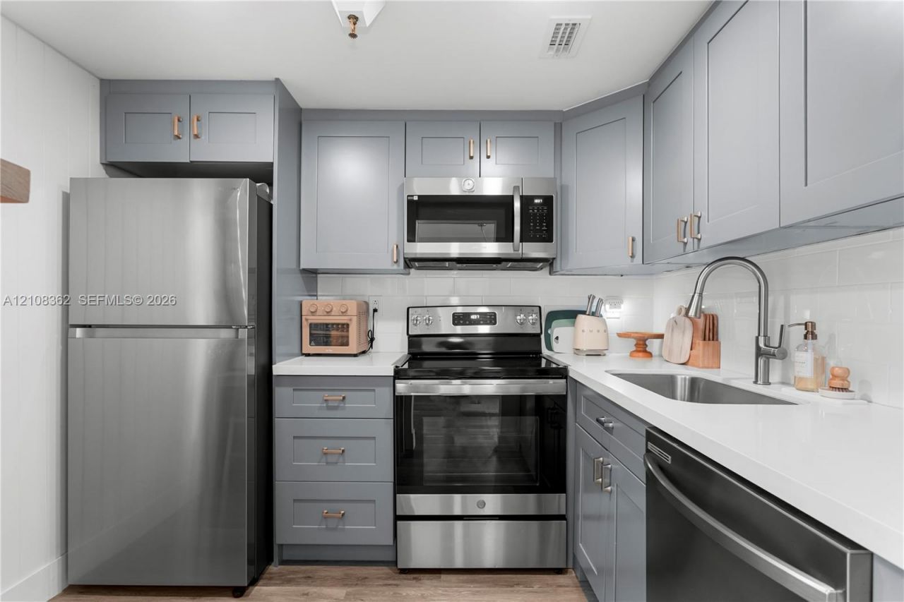 4301 Collins Ave , Unit 207, Miami Beach, FL 33140 Photo