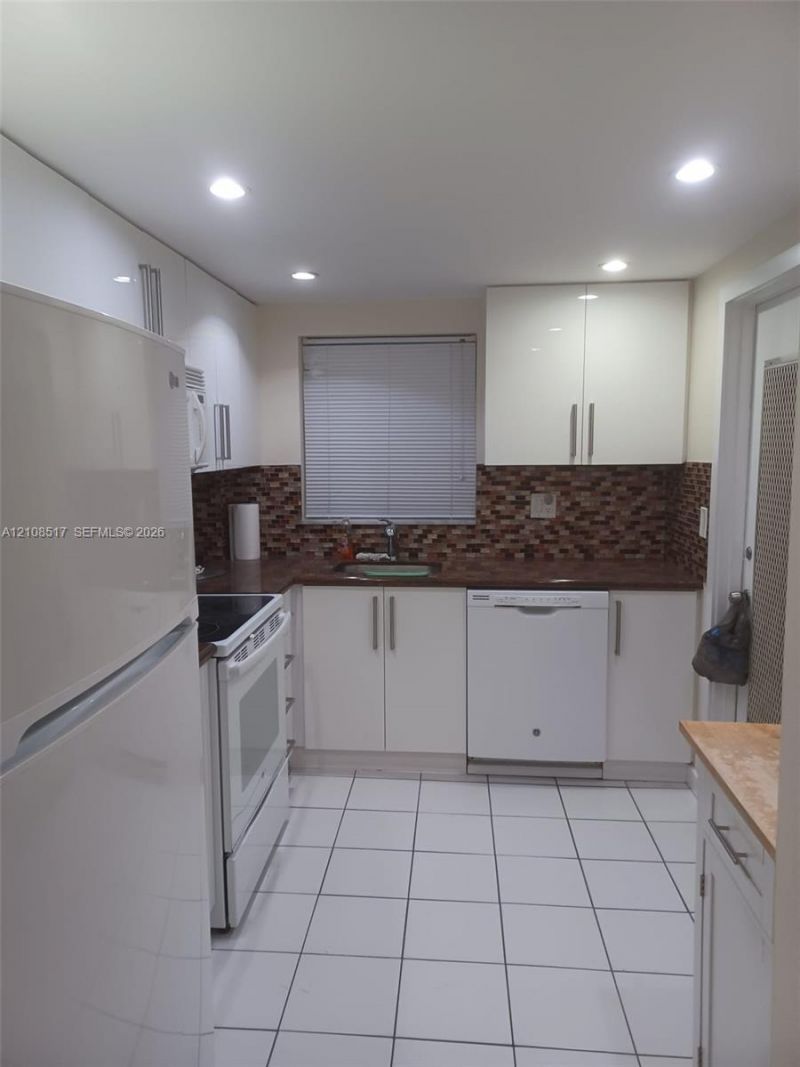 541 Blue Heron Dr, Unit 204, Hallandale Beach, FL 33009 Photo