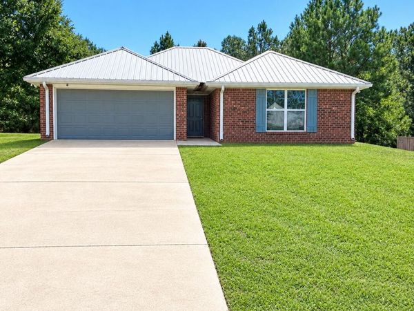 109 Longwood Place Dr., Hattiesburg, MS 39402
